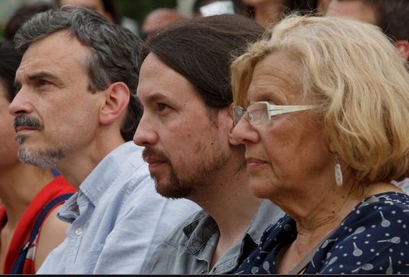 El líder de Podemos, Pablo Iglesias, junto a la alcaldesa de Madrid, Manuela Carmena