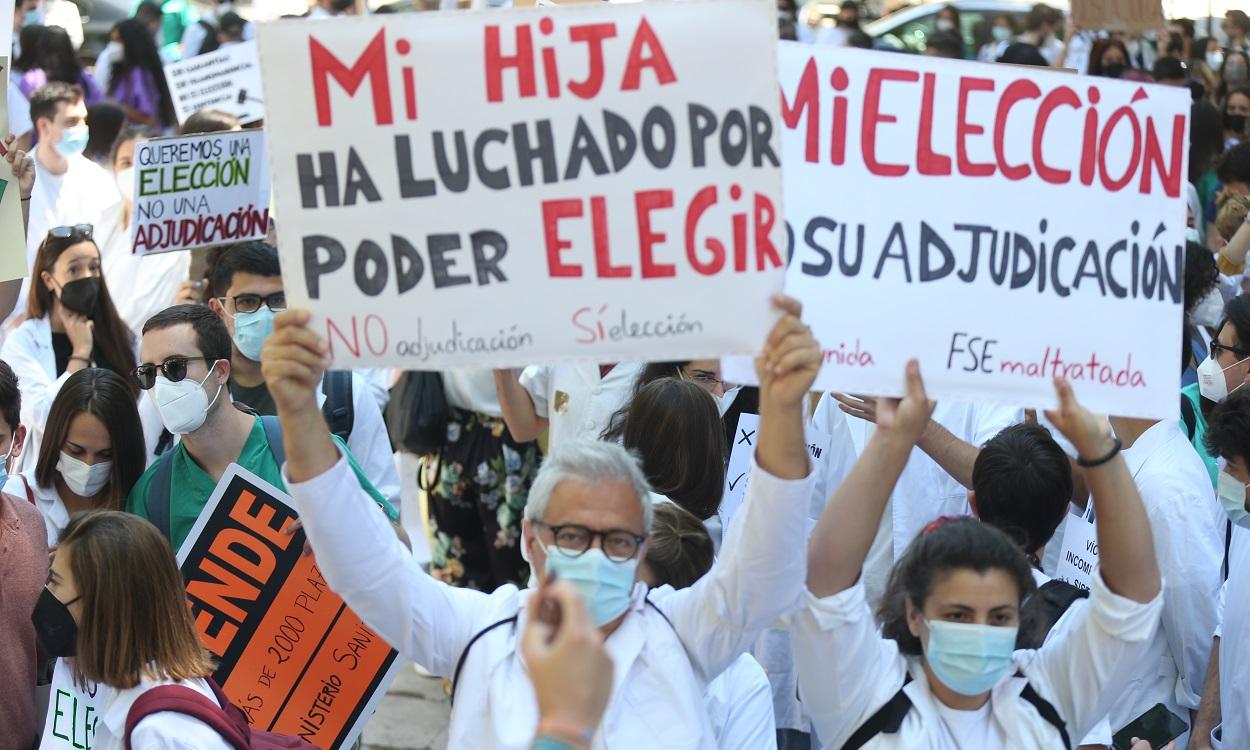 Varios sanitarios con carteles, participan en la manifestación convocada por la plataforma FSE Unida. EP