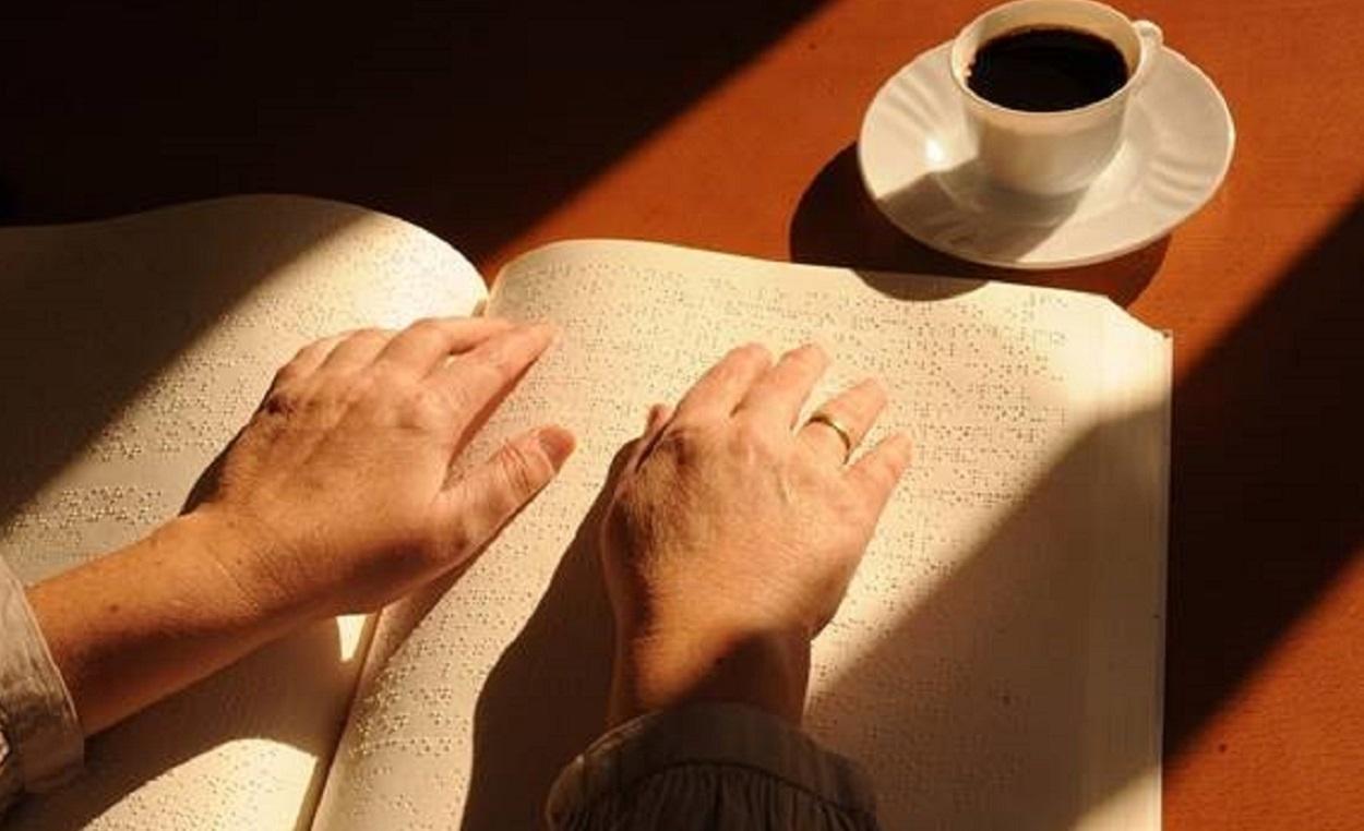 Una persona ciega lee gracias al sistema Braille. EP