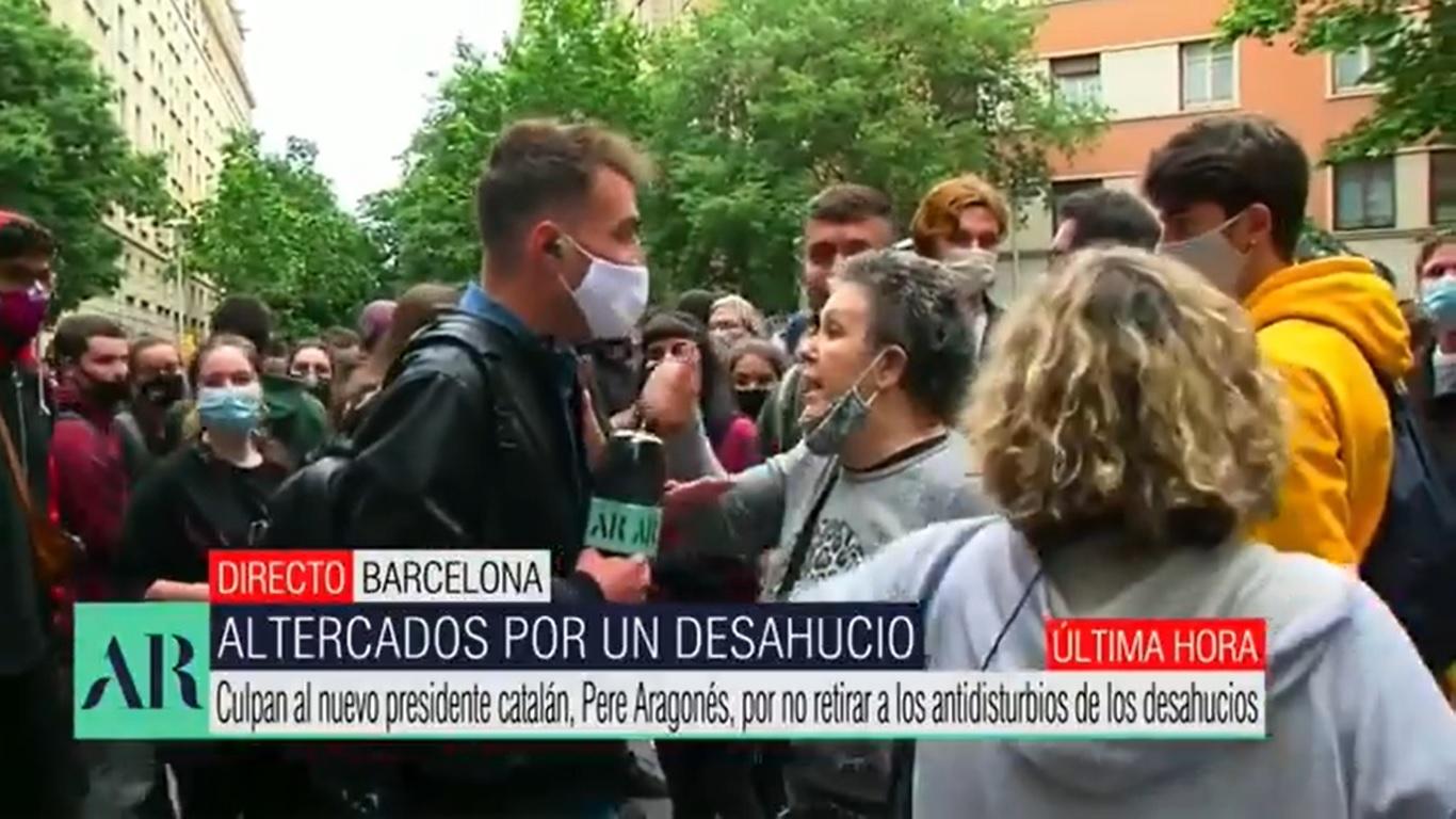 Dos mujeres increpan a un reportero para insultar a Rocío Carrasco