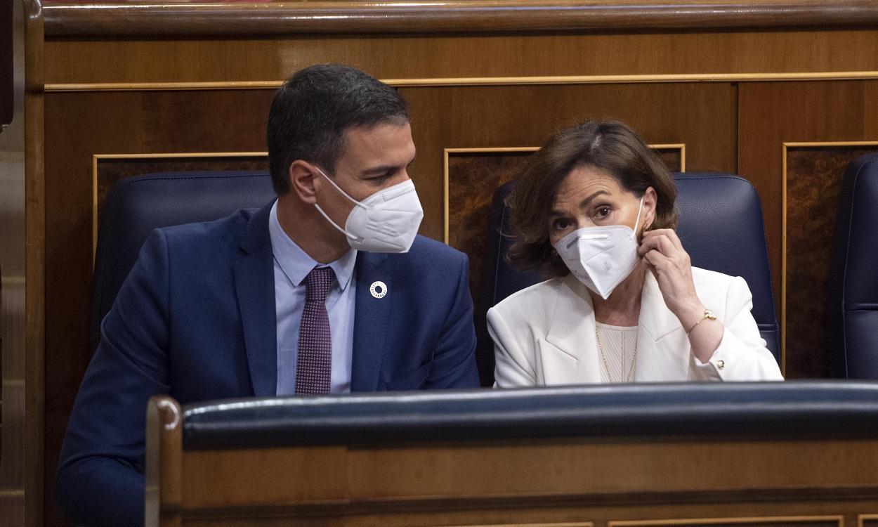 El presidente del Gobierno, Pedro Sánchez, conversa con la vicepresidenta primera del Gobierno, ministra de la Presidencia, Relaciones con las Cortes y Memoria Democrática, Carmen Calvo. EP