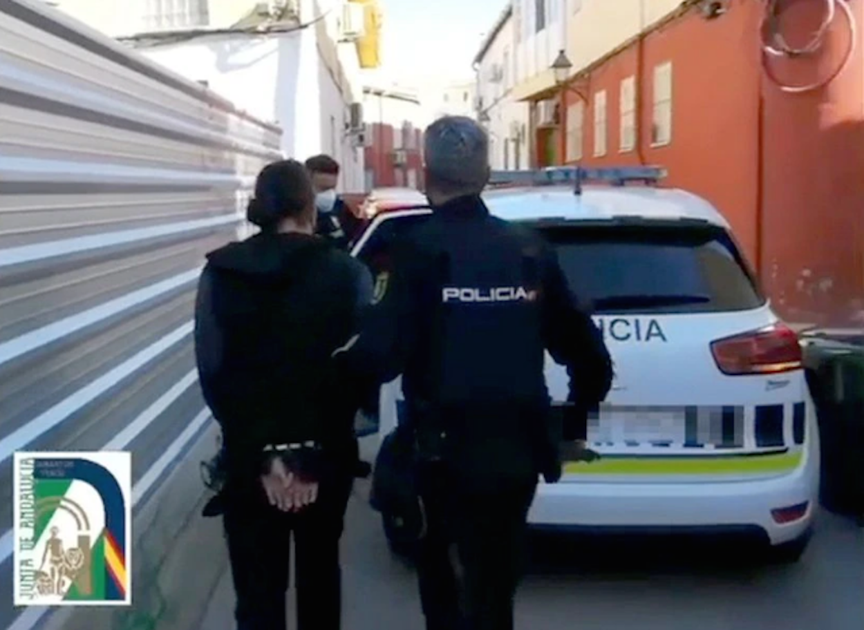 Imagen de la Policía en el momento de la detención del presunto pederasta. JUNTA DE ANDALUCÍA