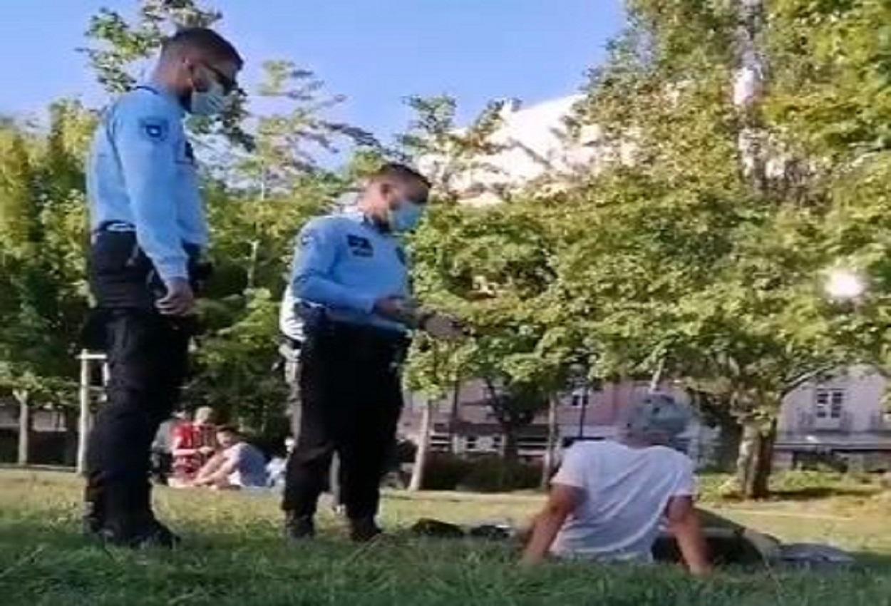 Dos policías llaman la atención a una pareja de chicas que besan en Lisboa. Twitter
