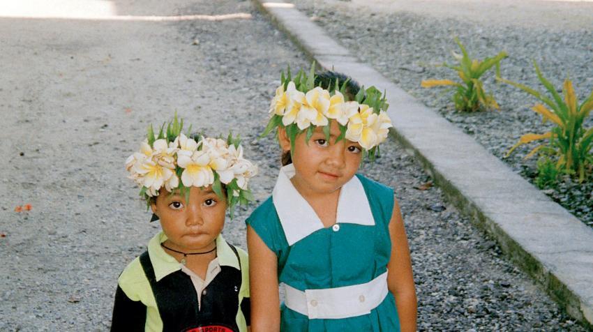Dos niños en Nukunonu, uno de los tres atolones que componen Tokelau, en 2002. Foto ONU/Denise Cook