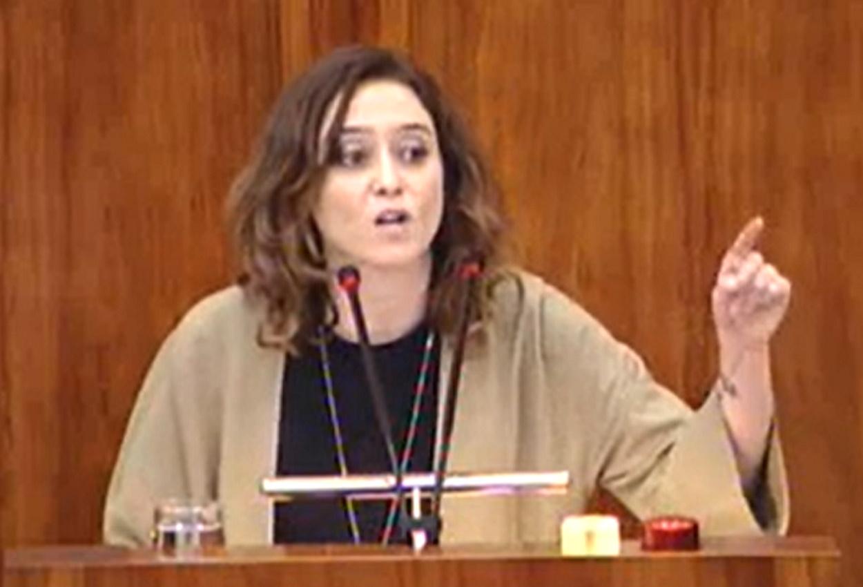 Isabel Díaz Ayuso defiende la nueva ley para Telemadrid en la Asamblea en 2015.