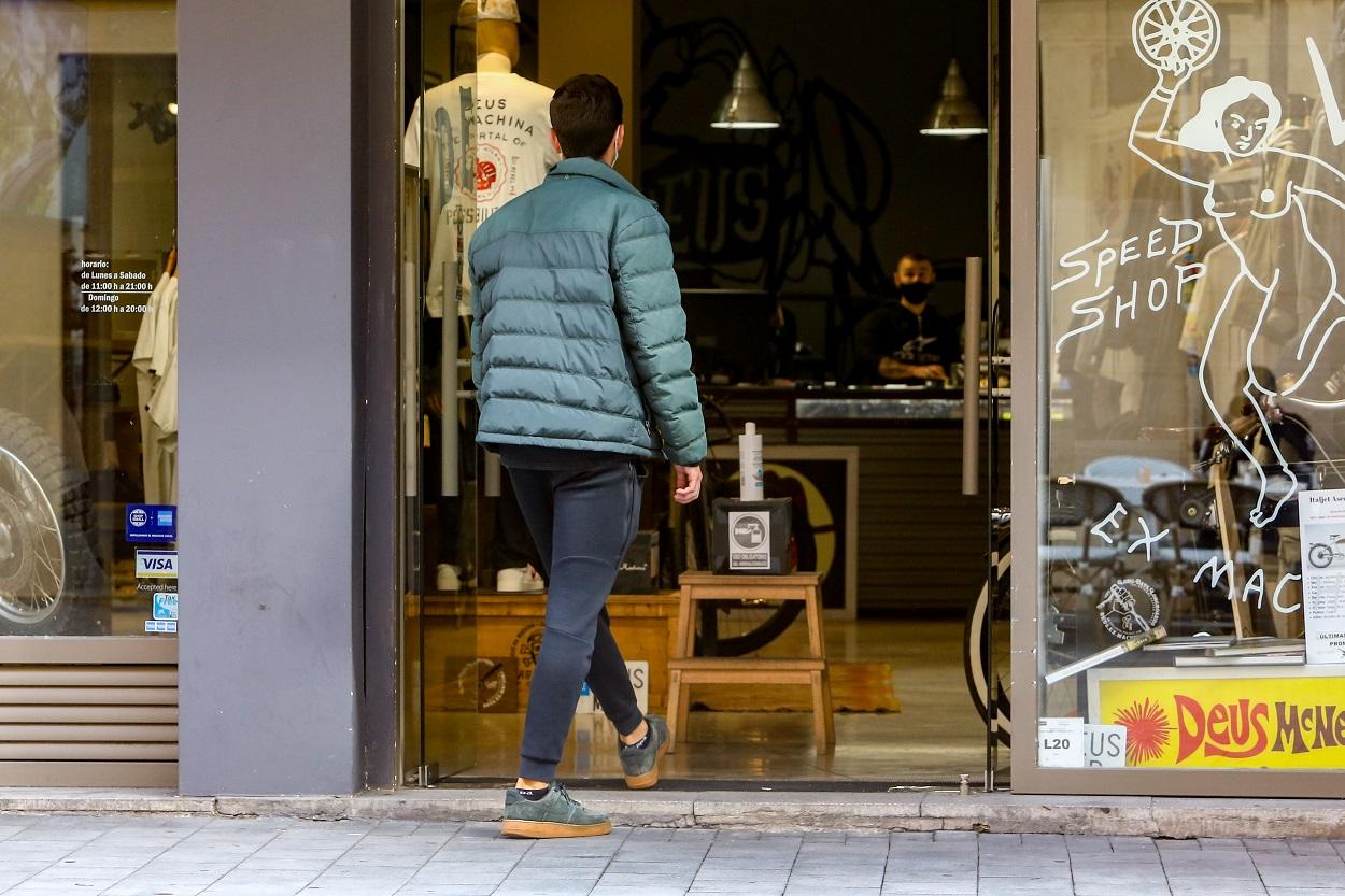 Un cliente entra en una tienda en Madrid. Europa Press