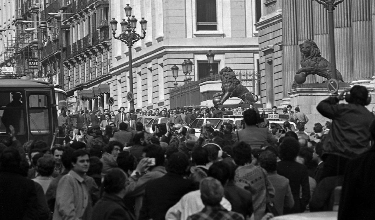 Ciudadanos esperan ante el Congreso tras el golpe de estado. 24 de febrero de 1981. EP
