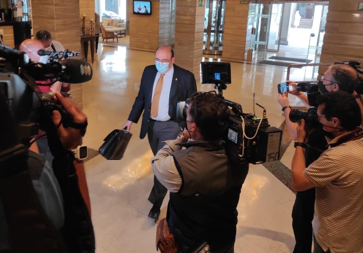 El expresidente del PP de Granada, Sebastián Pérez, a su llegada al hotel donde ha anunciado su baja como militante.