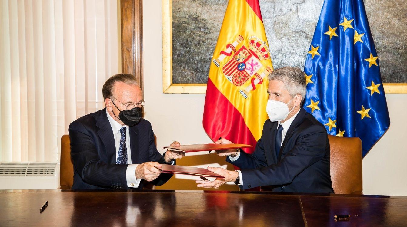 El ministro del Interior, Fernando Grande Marlaska, y el presidente de la Fundación ”la Caixa”, Isidro Fainé, minutos antes de empezar el acto para impulsar Reincorpora