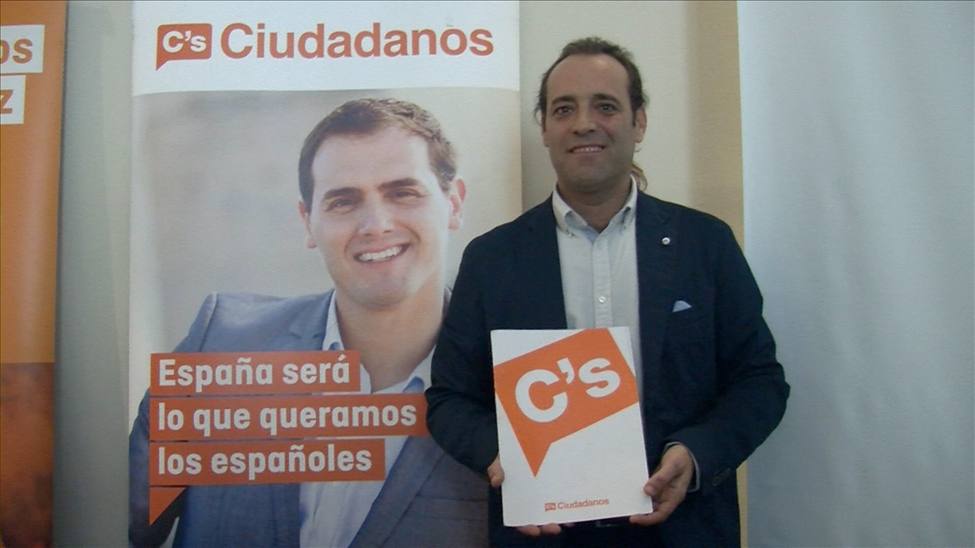 El líder de C'S-Málaga se desmarca de Rivera y aspira a ser alcalde de la capital con solo tres concejales