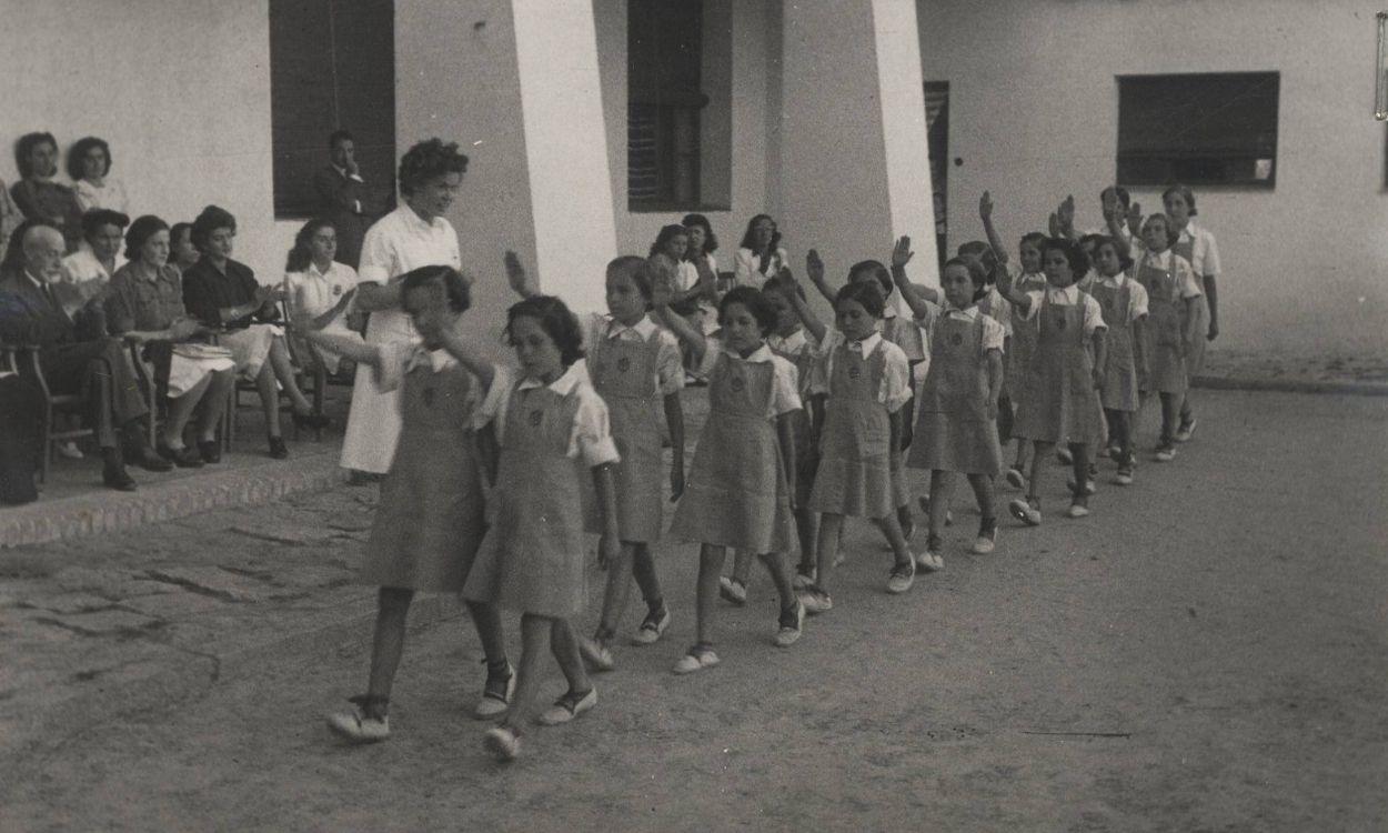 Un grupo de estudiantes en un acto de la Sección Femenina