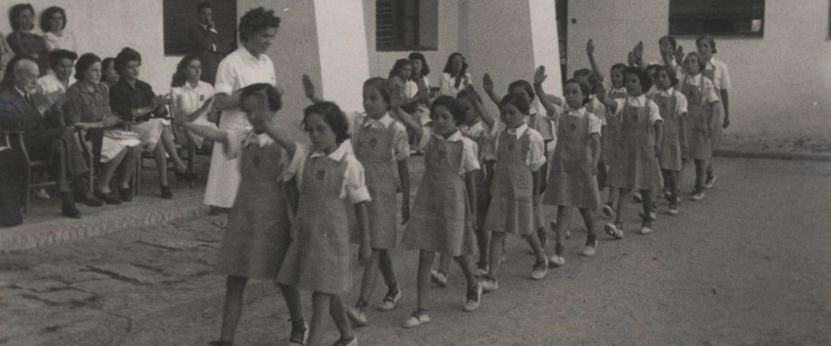 La sección femenina o cómo Falange impuso su doctrina poniendo lavadoras