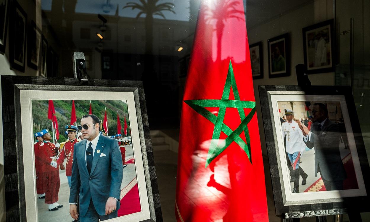 Bandera de Marruecos junto a un retrato del rey Mohamed VI. EP