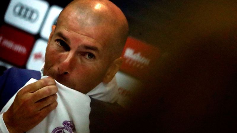 Zinedine Zidane, entrenador del Real Madrid, durante una de sus ruedas de prensa de esta temporada. Zinedine Zidane, entrenador del Real Madrid, durante una de sus ruedas de prensa de esta temporada.