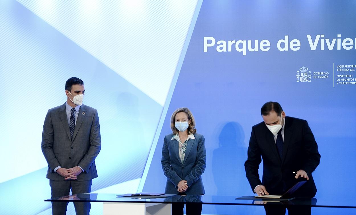 Pedro Sánchez, Nadia Calviño y José Luis Ábalos firman el Protocolo sobre Alquiler Social de Viviendas. EP