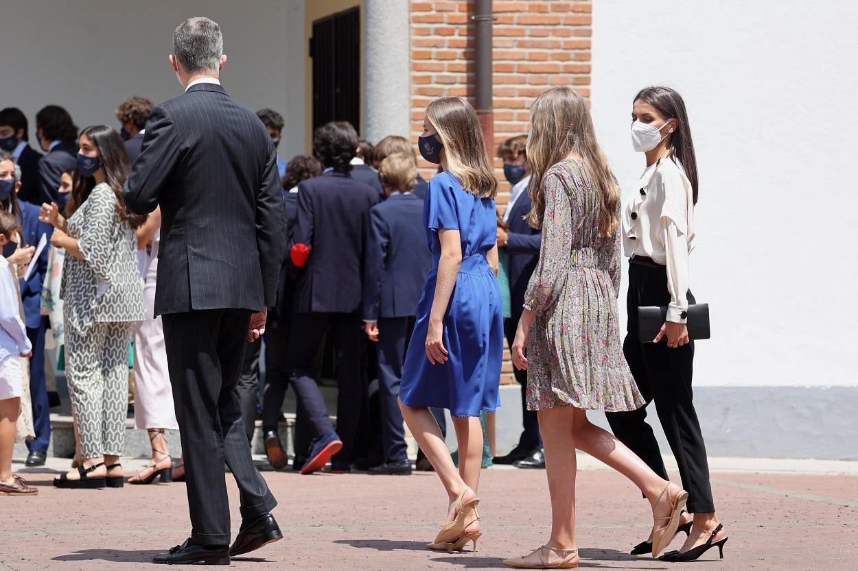 La Reina Letizia y el Rey Felipe salen de la parroquia de la Asunción de Nuestra Señora junto a sus hijas, la Princesa Leonor y la Infanta Sofía, a 28 de mayo de 2021