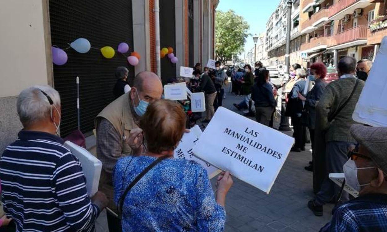 Movilización por la reapertura de los centros de mayores en Madrid en el Centro Francisco Goya, en Carabanchel Alto. EP.