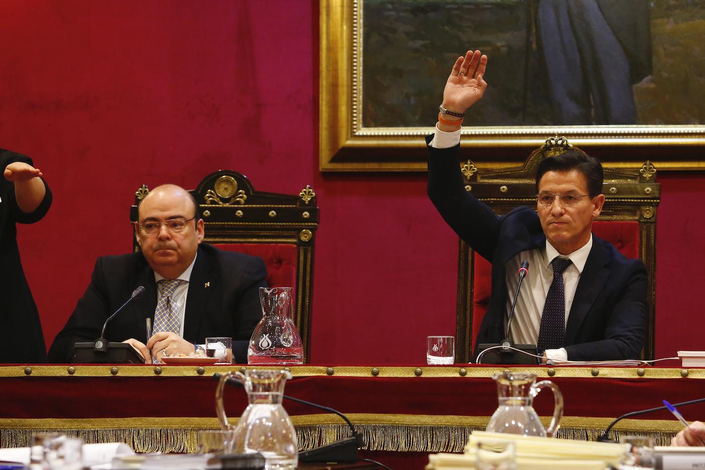 Sebastián Pérez (1d) junto al alcalde de Granada, Luis Salvador 1d), en el pleno del ayuntamiento de Granada antes de la dimisióndel presidente provincial del PP por falta de %22apoyo%22 de la dirección. Granada a 31 de enero del 2020. EP