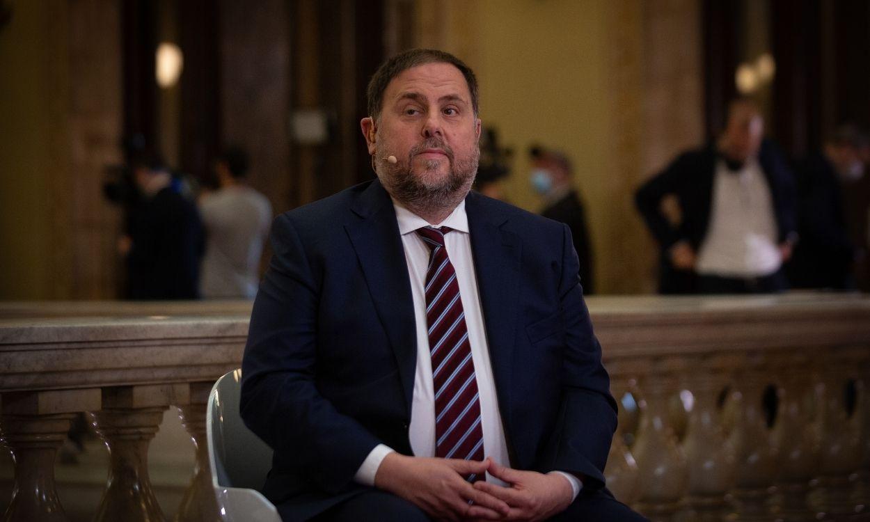 El líder de ERC, Oriol Junqueras, durante una entrevista en directo para TV3, antes de celebrarse la moción de investidura del candidato de ERC a la Presidencia de la Generalitat