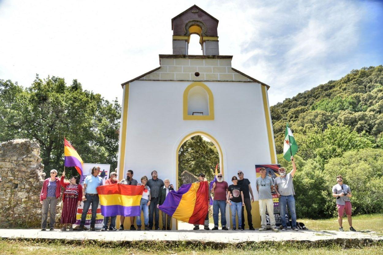 Miembros de Casa de la Memoria La Sauceda celebran la recuperación de la ermita. JORGE DEL ÁGUILA