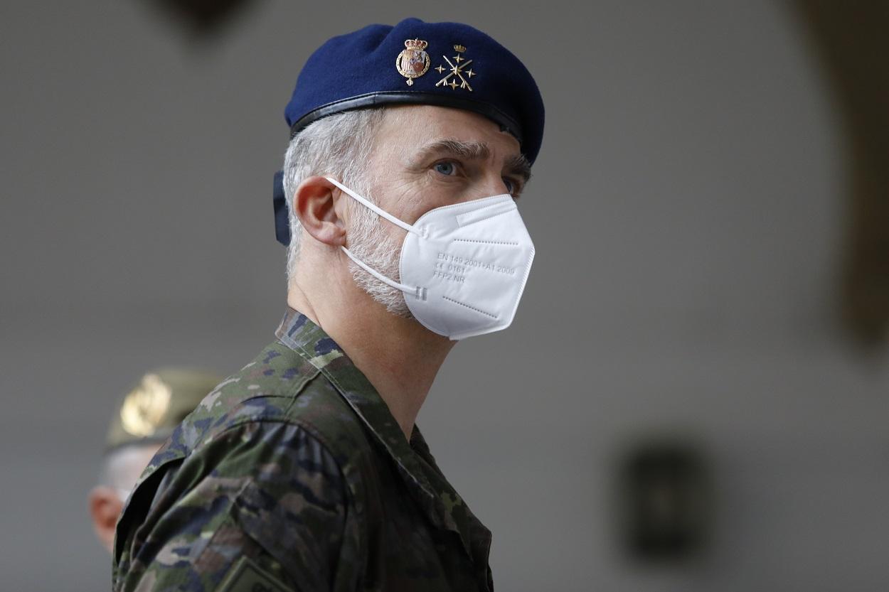 El Rey Felipe VI durante una visita el Mando de Adiestramiento y Doctrina del Ejercito de Tierra. Fuente: Europa Press.