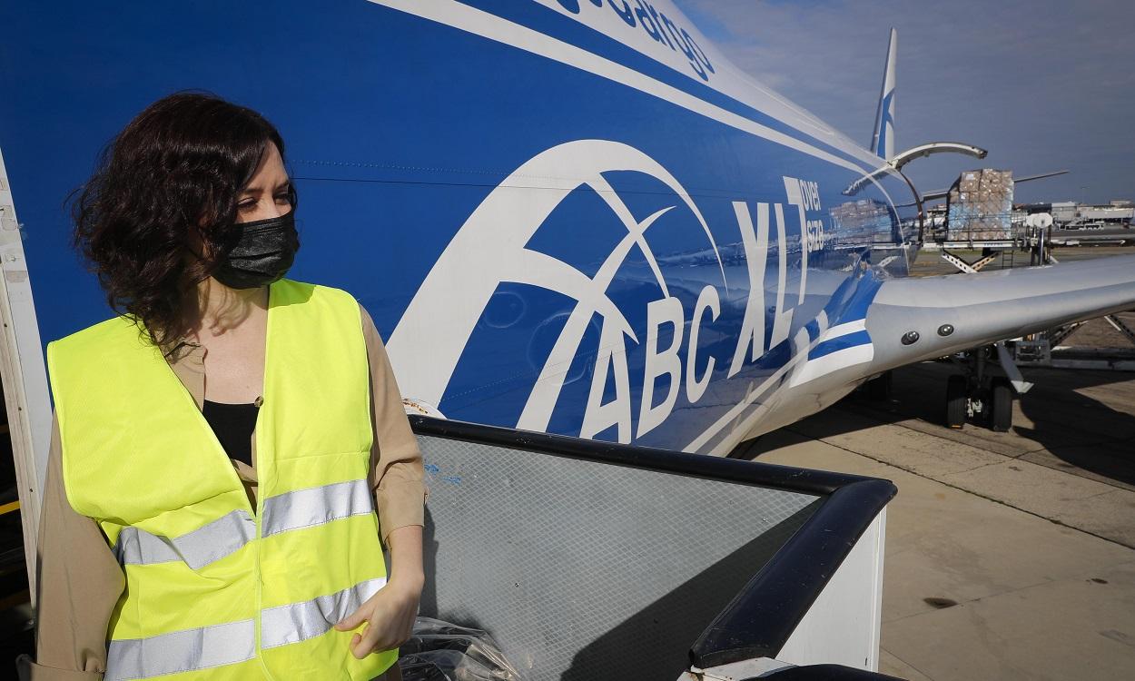 Foto de archivo de la presidenta en funciones de la Comunidad, Isabel Díaz Ayuso, recibiendo un avión con material sanitario de China. EP