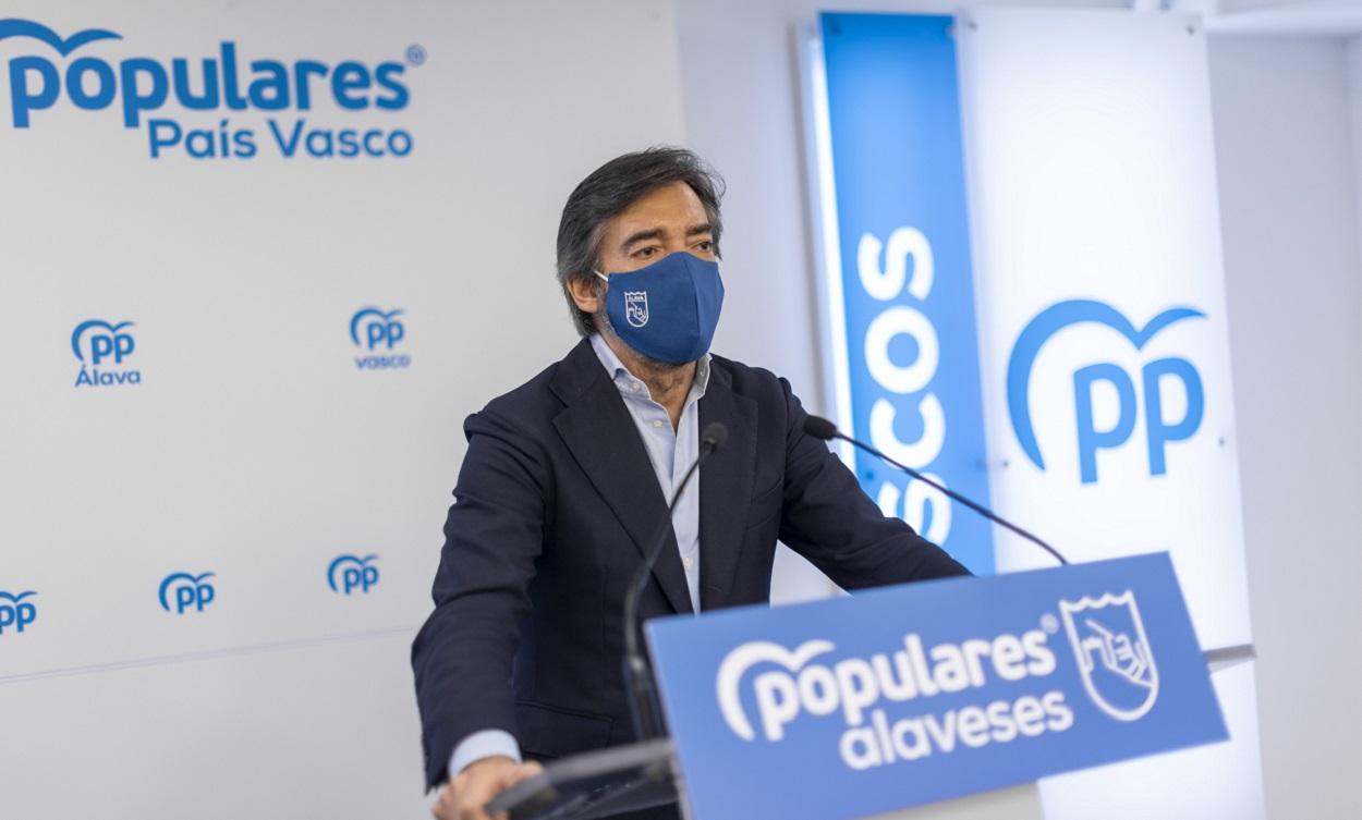 l presidente del PP alavés, Iñaki Oyarzabal, en una rueda de prensa en Vitoria. Ugaitz Crespo. PP Álava