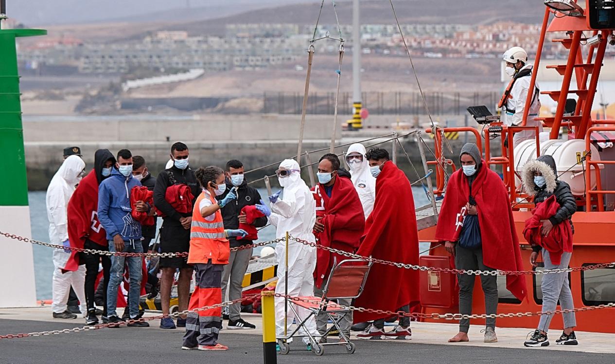 Varios migrantes a su llegada al Puerto del Rosario tras haber sido rescatados de una patera, a 28 de mayo de 2021, en Fuerteventura, Canarias. EP