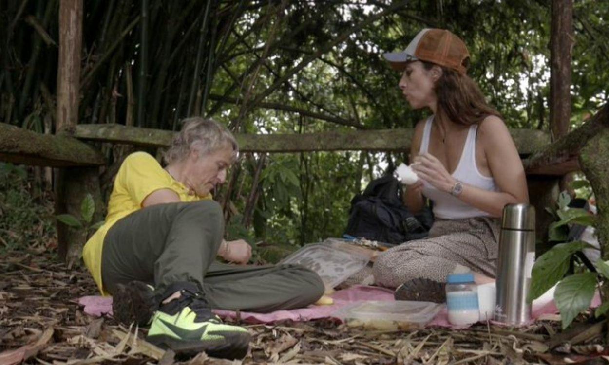 Maribel Verdú y Javier Calleja en África durante el último episodio de Planeta Calleja (Cuatro). Twitter. 