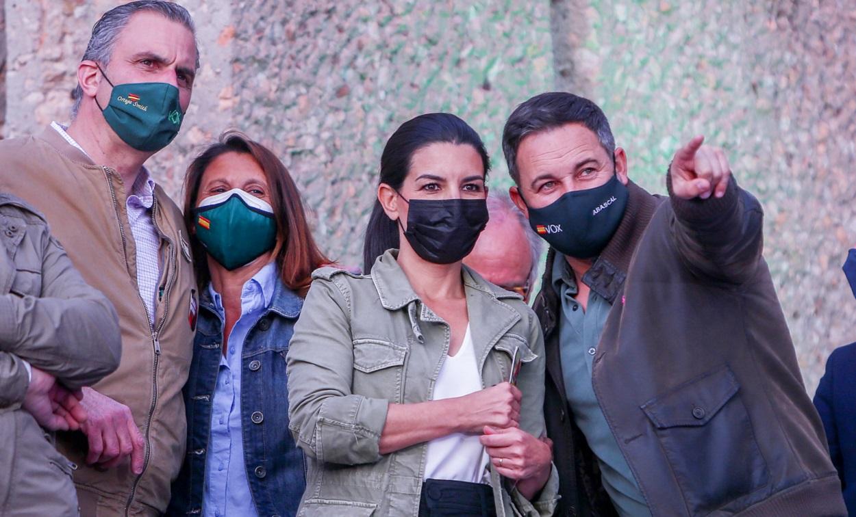 Javier Ortega Smith, Rocío Monasterio y Santiago Abascal en un acto de campaña en la Plaza de Colón, en mayo. EP