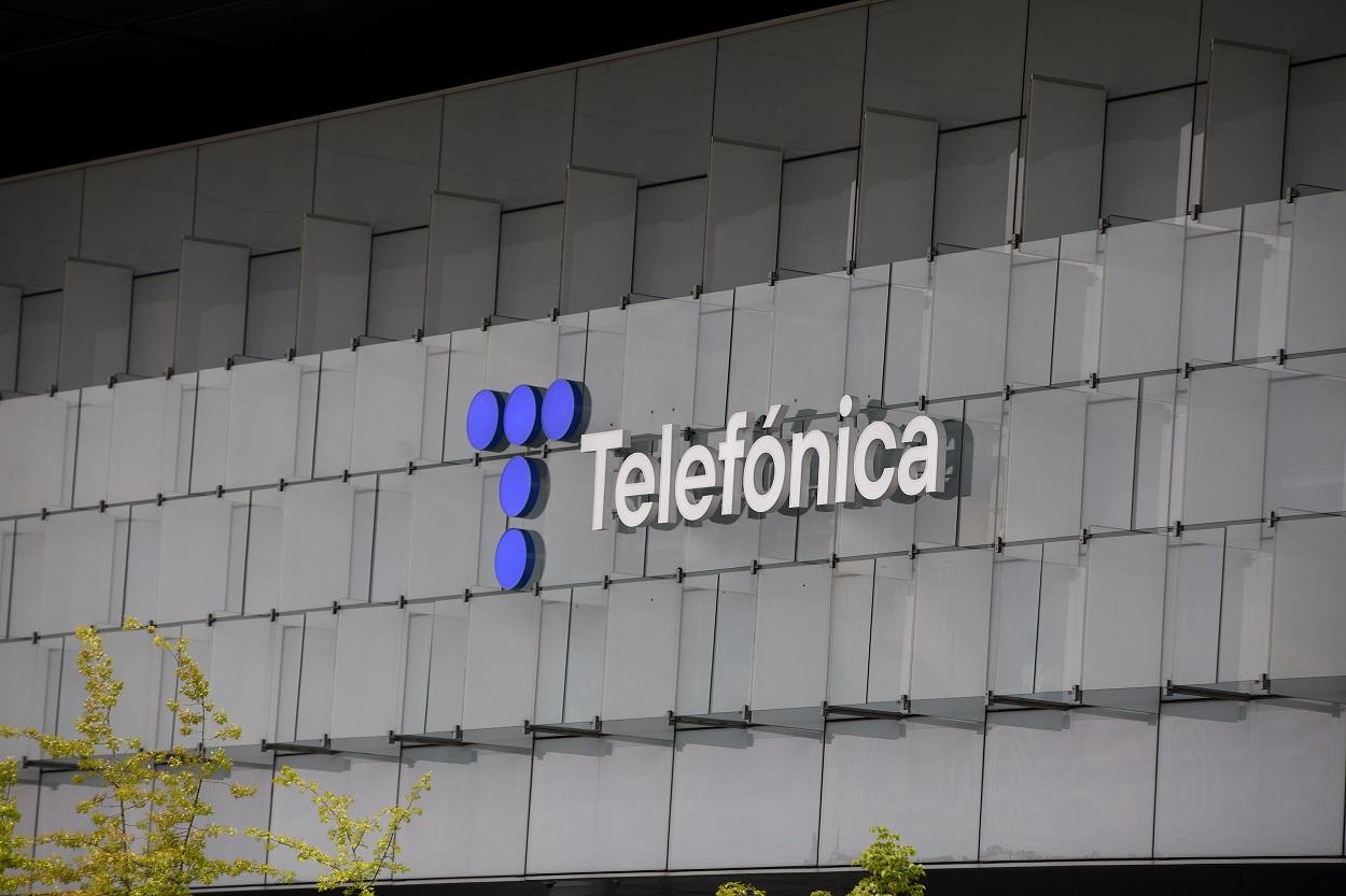 Sede de Telefónica con el nuevo logo. Europa Press