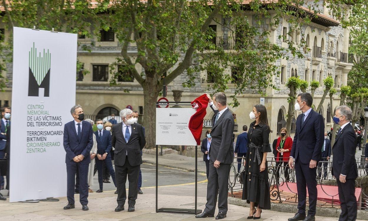 El presidente del Gobierno, Pedro Sánchez, junto a los reyes en el acto de inauguración del Centro Memorial de Víctimas del Terrorismo. EP. 