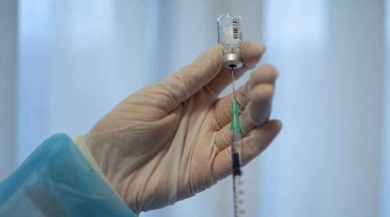 Imagen de recurso de una enfermera inyectando una vacuna contra la COVID-19. Fuente: Europa Press.