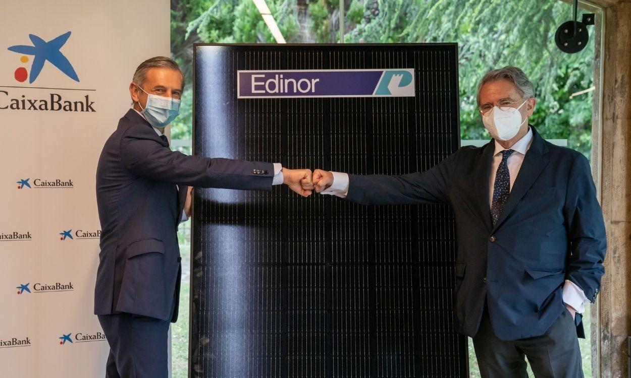 A la izquierda, Juan Pedro Badiola; y, a la derecha, Emiliano López Atxurra, después de la firma del acuerdo. CaixaBank.