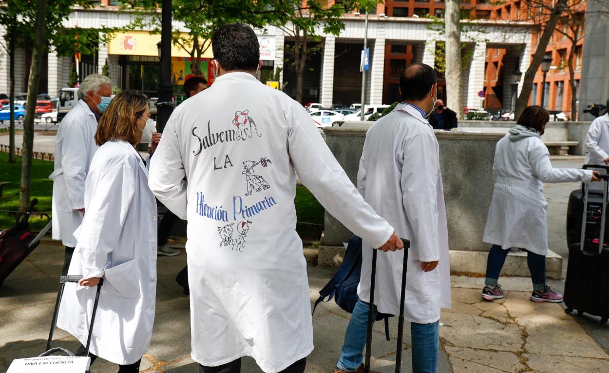 Trabajadores sanitarios participan con maletas como signo de protesta en una concentración en Madrid. EP