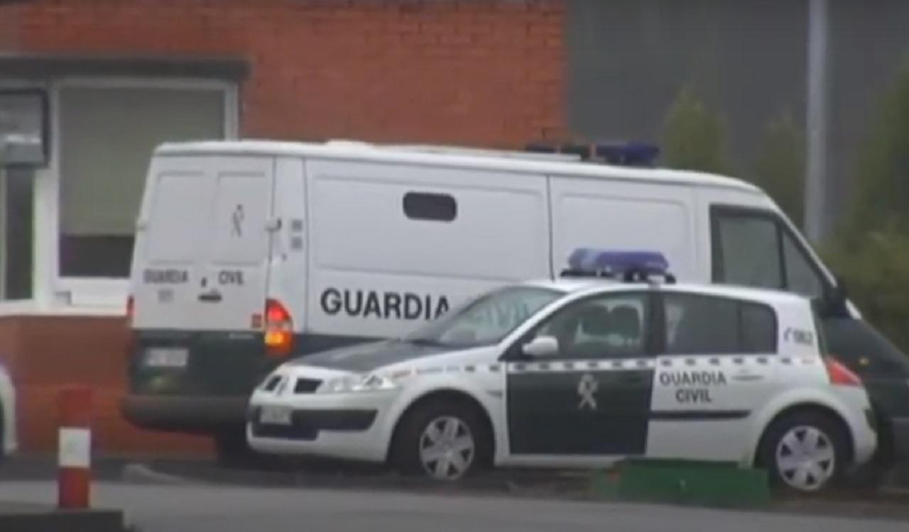 Coches de la Guardia Civil ante la cárcel de Teixeiro. Imagen archivo