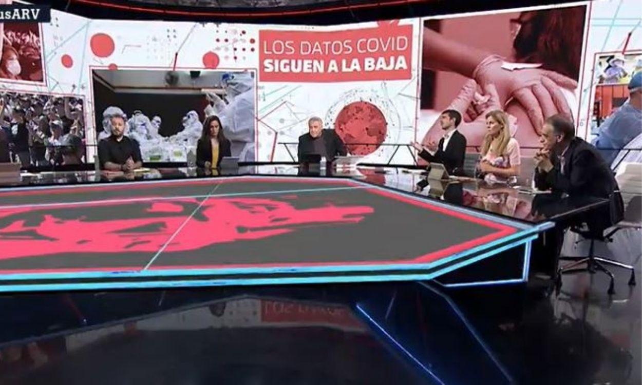 La viral reacción de Pablo Simón (a la izquierda de Antonio García Ferreras) tras conocer el primer caso de gripe aviar en el mundo. LaSexta.