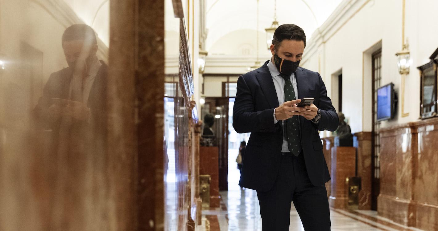 El presidente de Vox, Santiago Abascal, consulta su móvil. EP