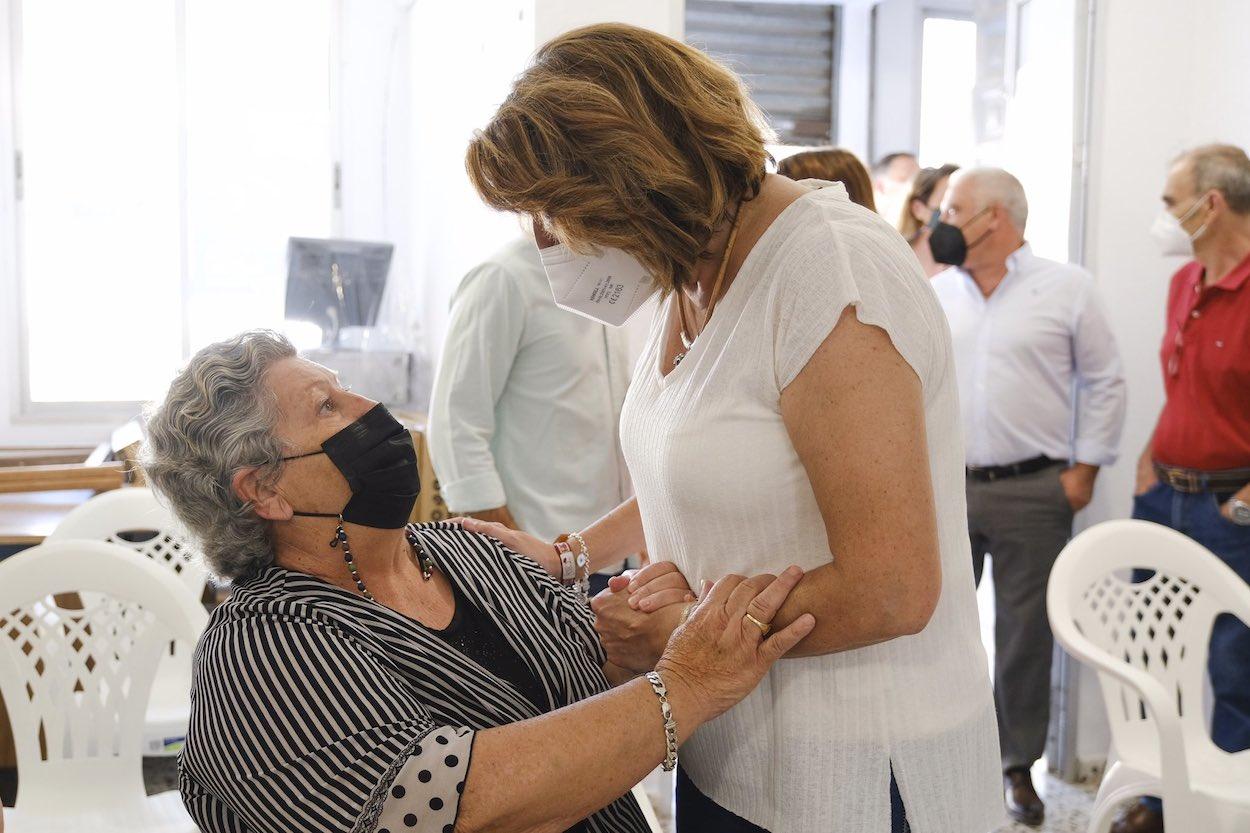 Susana Díaz saluda a una simpatizante socialista en un acto de campaña en Villaverde del Río.