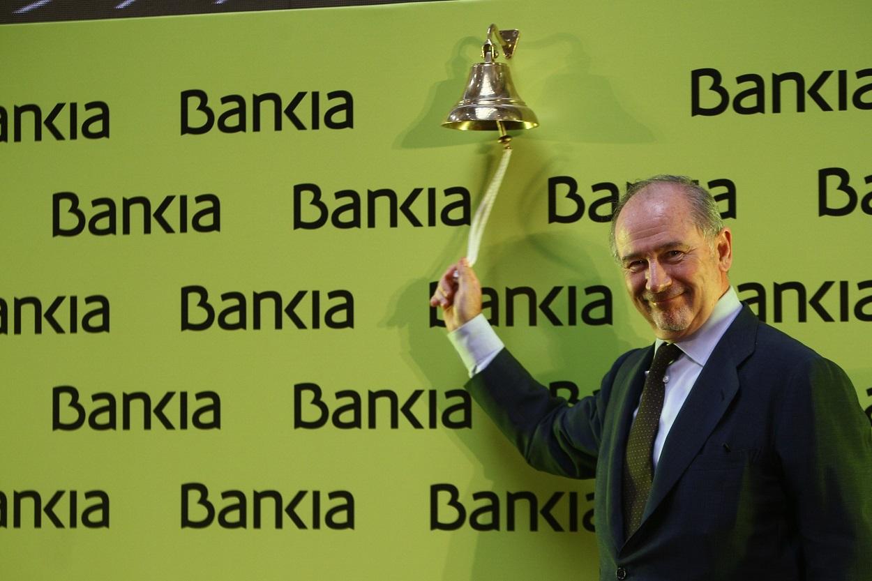 Rodrigo Rato, expresidente de Bankia, toca la campana en la salida a bolsa de la entidad. Europa Press