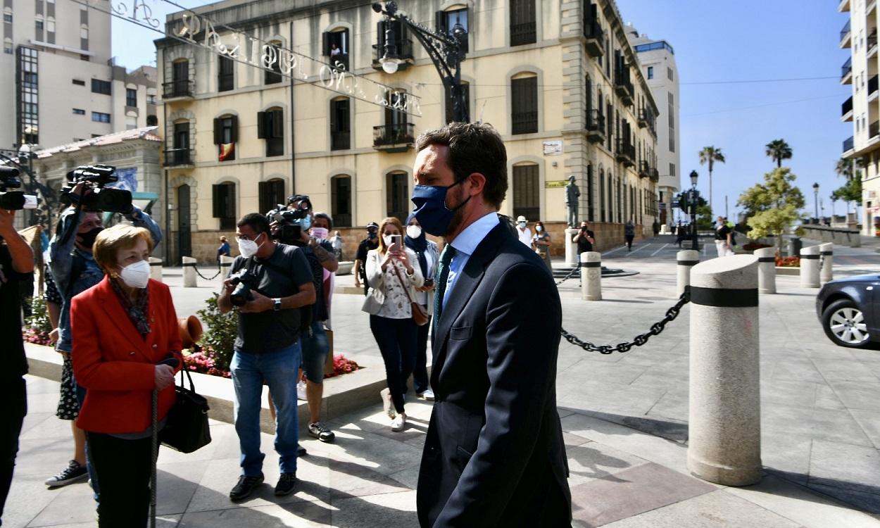 El presidente del PP, Pablo Casado, llega a una reunión con el presidente de Ceuta en el Palacio Autonómico. Antonio Sempere / Europa Press