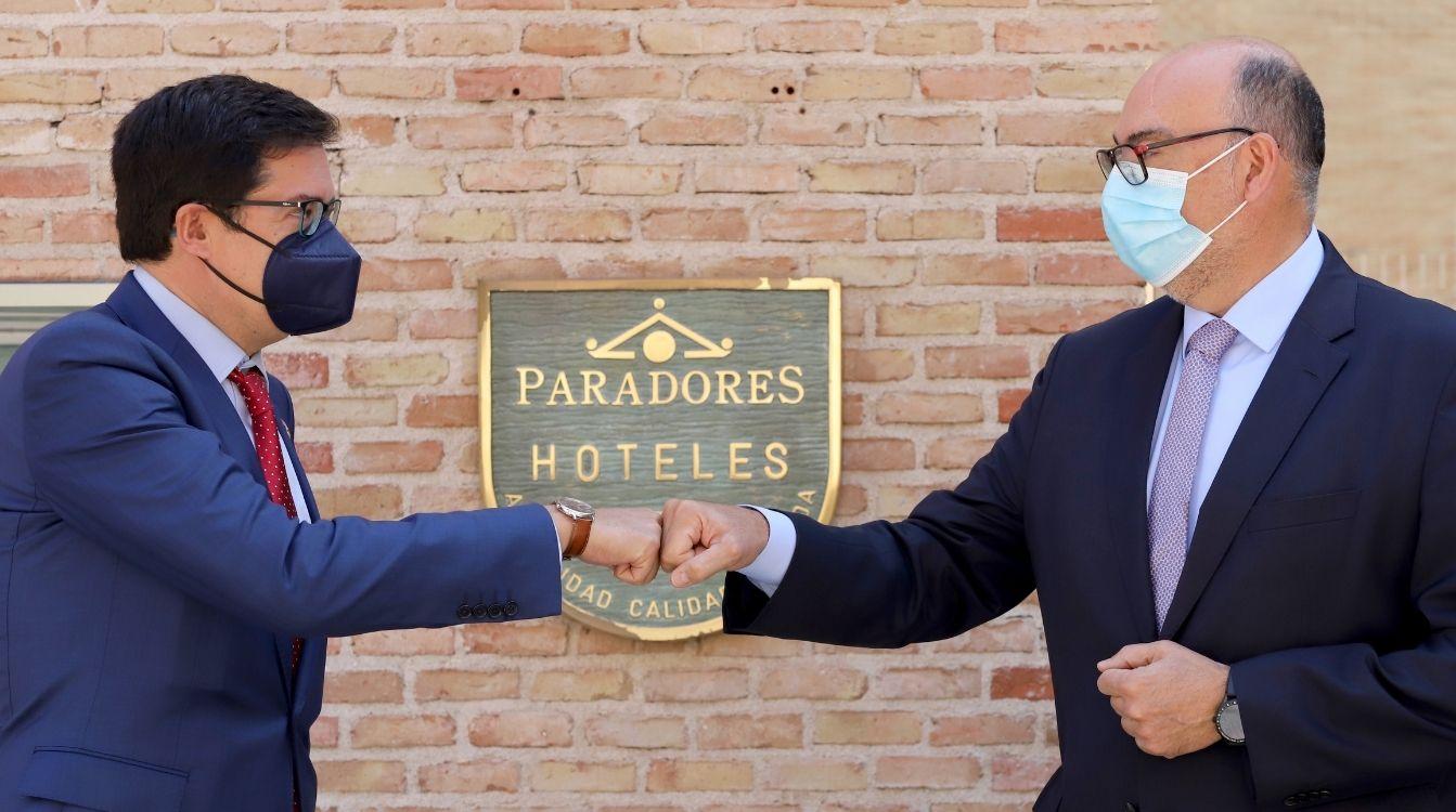 Los presidentes de Paradores y Telefónica, Óscar López y Emilio Gayo, en la presentación de su acuerdo para implementar fibra óptica ultrarrápida en todos los hoteles de la cadena pública