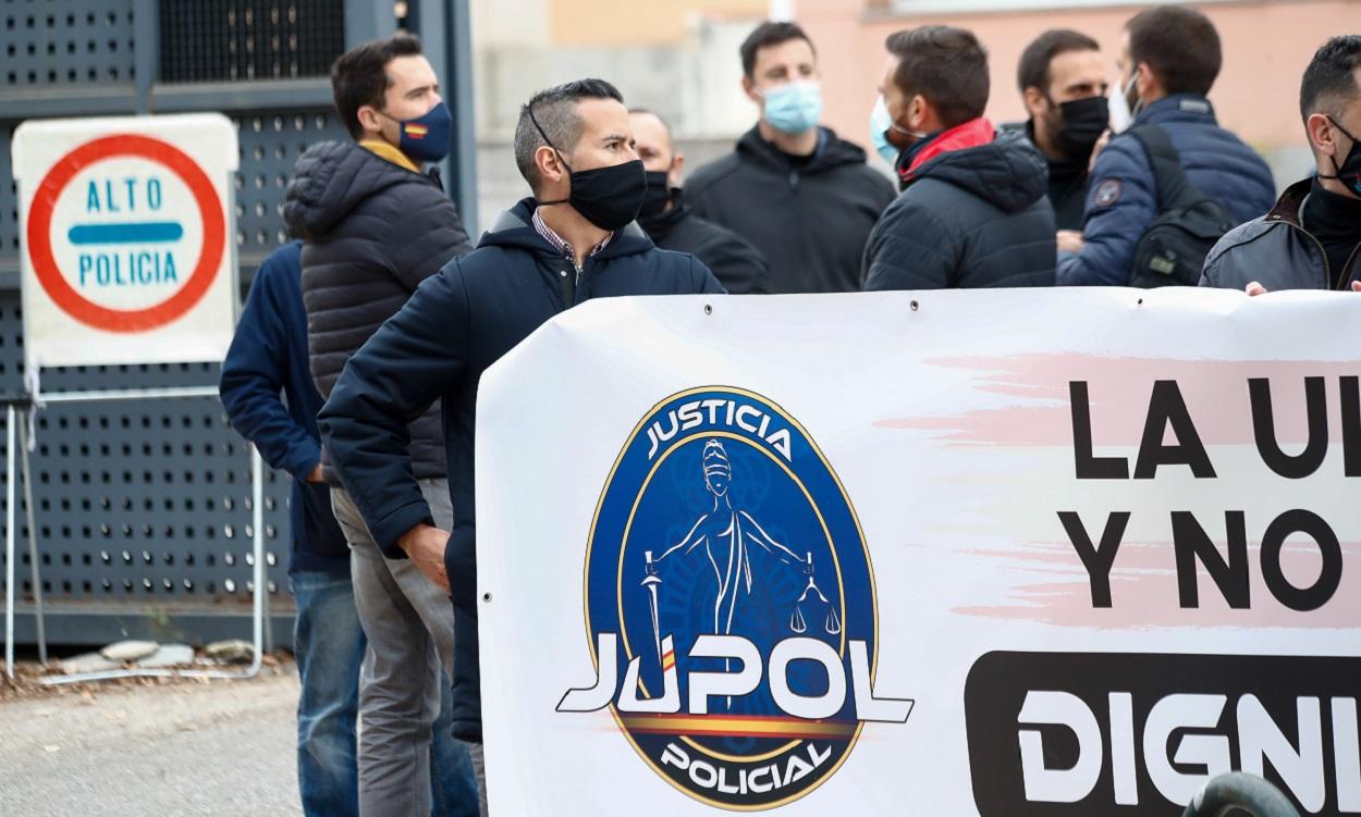 Manifestantes sostienen una pancarta en una concentración convocada por el sindicato JUPOL. EP