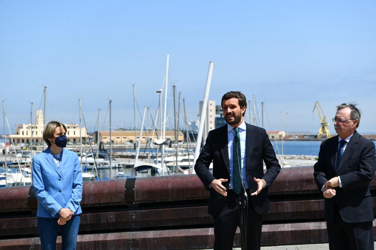 El presidente del PP, Pablo Casado (centro), y el presidente de Ceuta, Juan Vivas (d), ofrecen declaraciones a los medios tras mantener una reunión