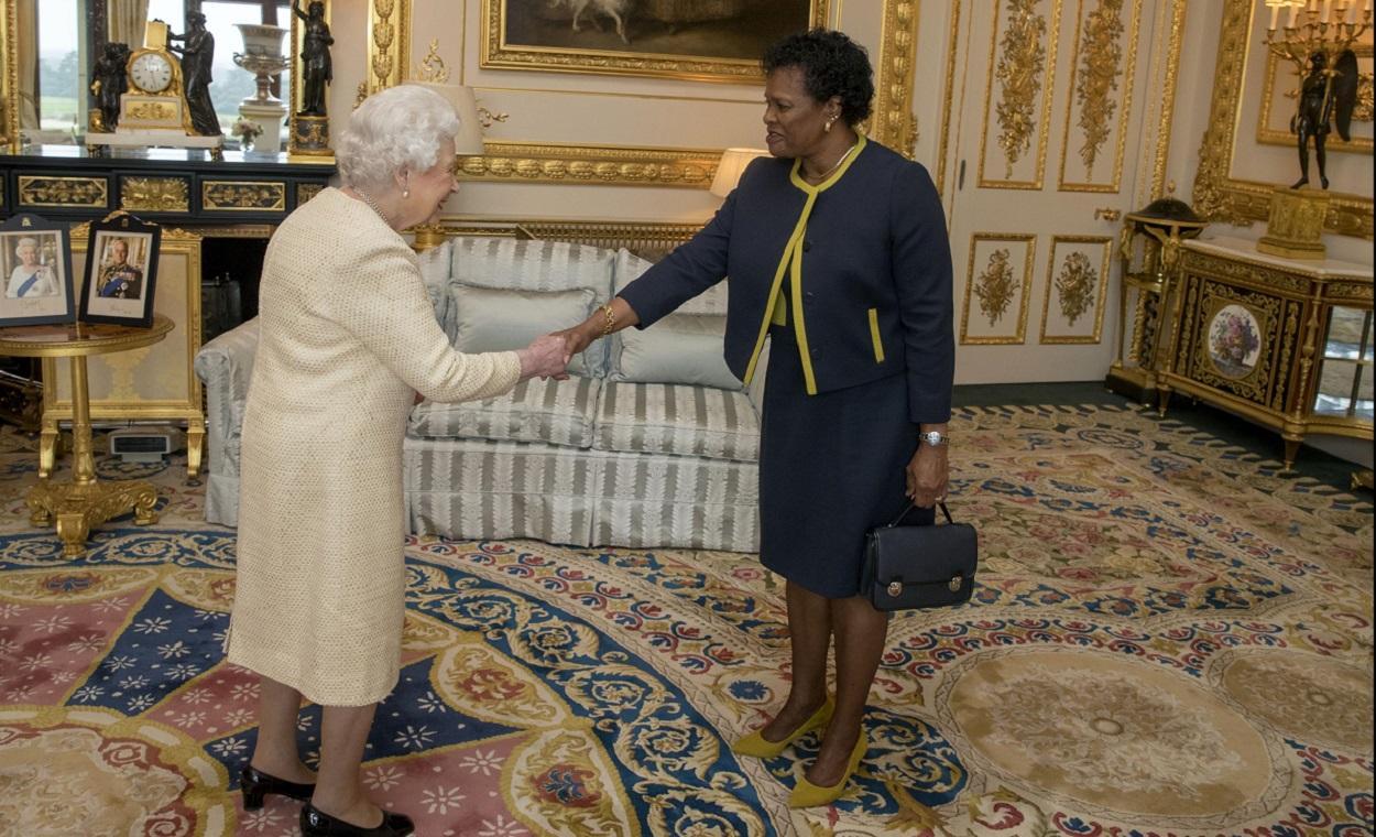 Isabel II de Inglaterra recibe en Buckingham a la gobernadora de Barbados, Sandra Mason. ZUMA PRESS