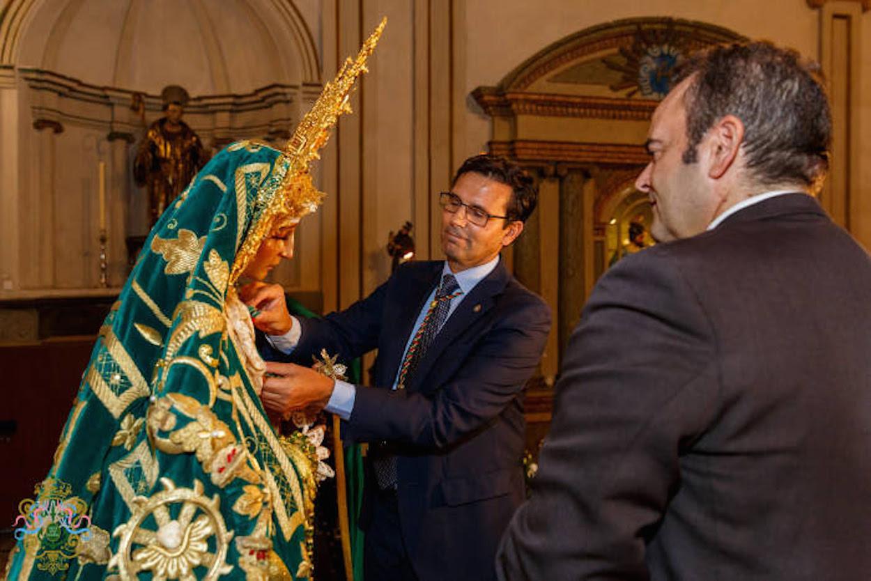 El entonces alcalde socialista Francisco Cuenca imponiendo la medalla de la ciudad a una imagen religiosa.