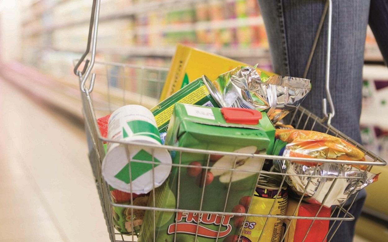 Una mujer hace la compra en un supermercado. Europa Press