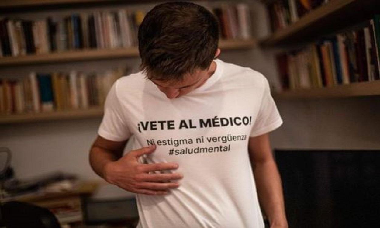 Íñigo Errejón luce una camiseta a favor de la salud mental. Fuente: Twitter.