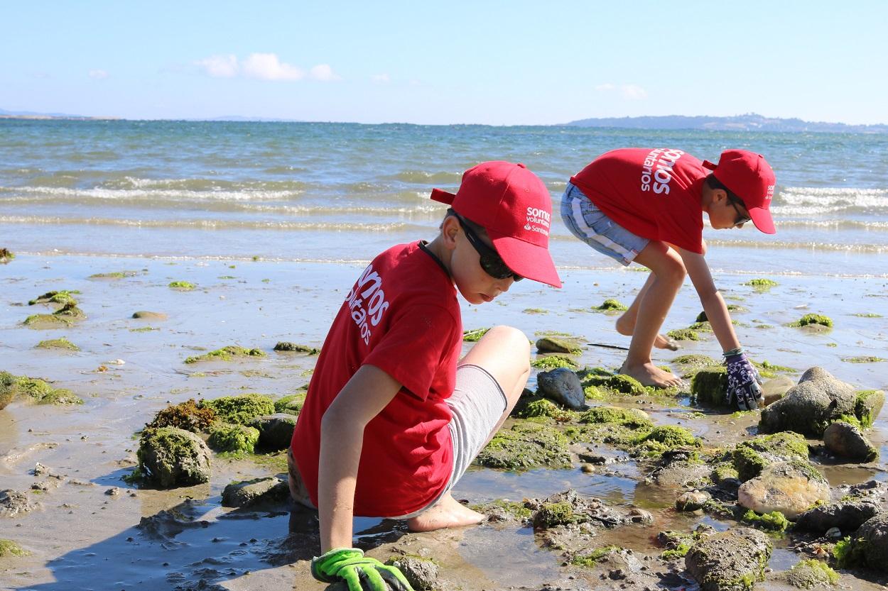 Voluntarios del Banco Santander y sus familiares limpian las playas como parte del programa Santander Natura