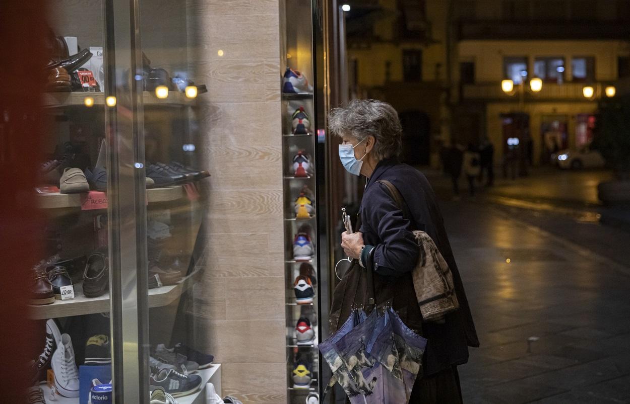 Una mujer mira un escaparate. Europa Press